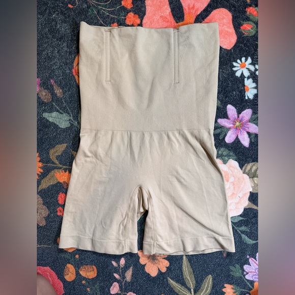 High waisted Spanx tummy control shape wear shorts compression butt lift nude - Picture 4 of 5